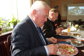 Besonders hervorzuheben ist Jürgen Beyer, der vom fernen Ingolstadt angereist, an der Jahreshauptversammlung teilnimmt!
